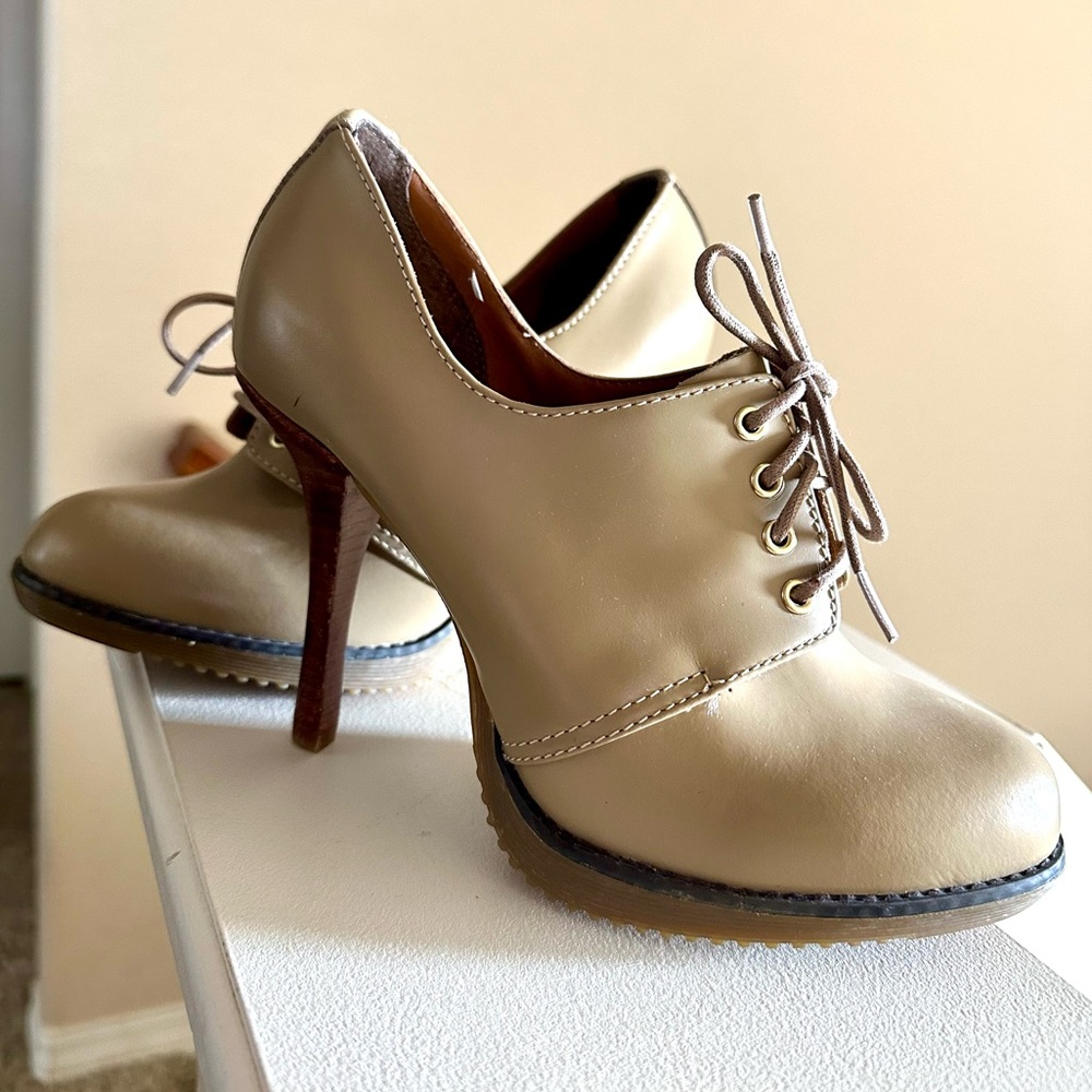 NWOB! Dr. MARTENS HILLS